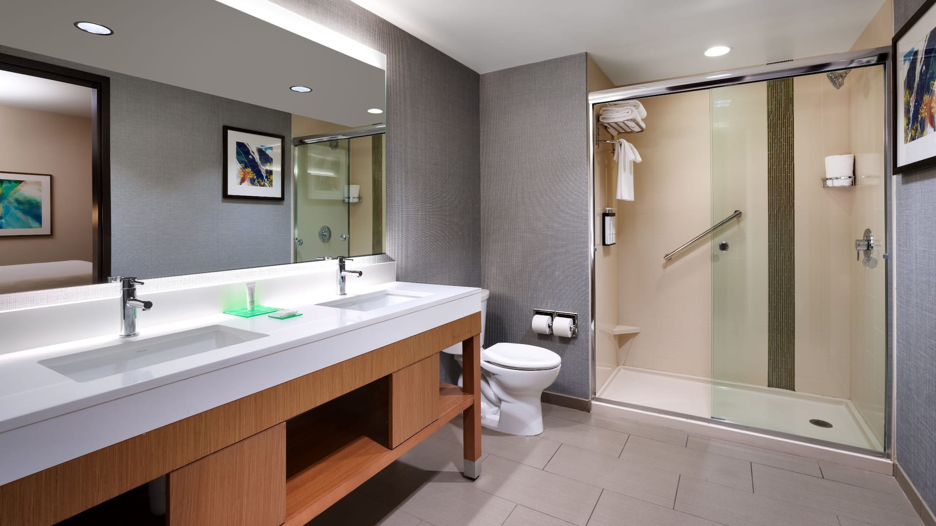 6 de 6 Hyatt Place Provo King Suite Bathroom Double Vanity Shower