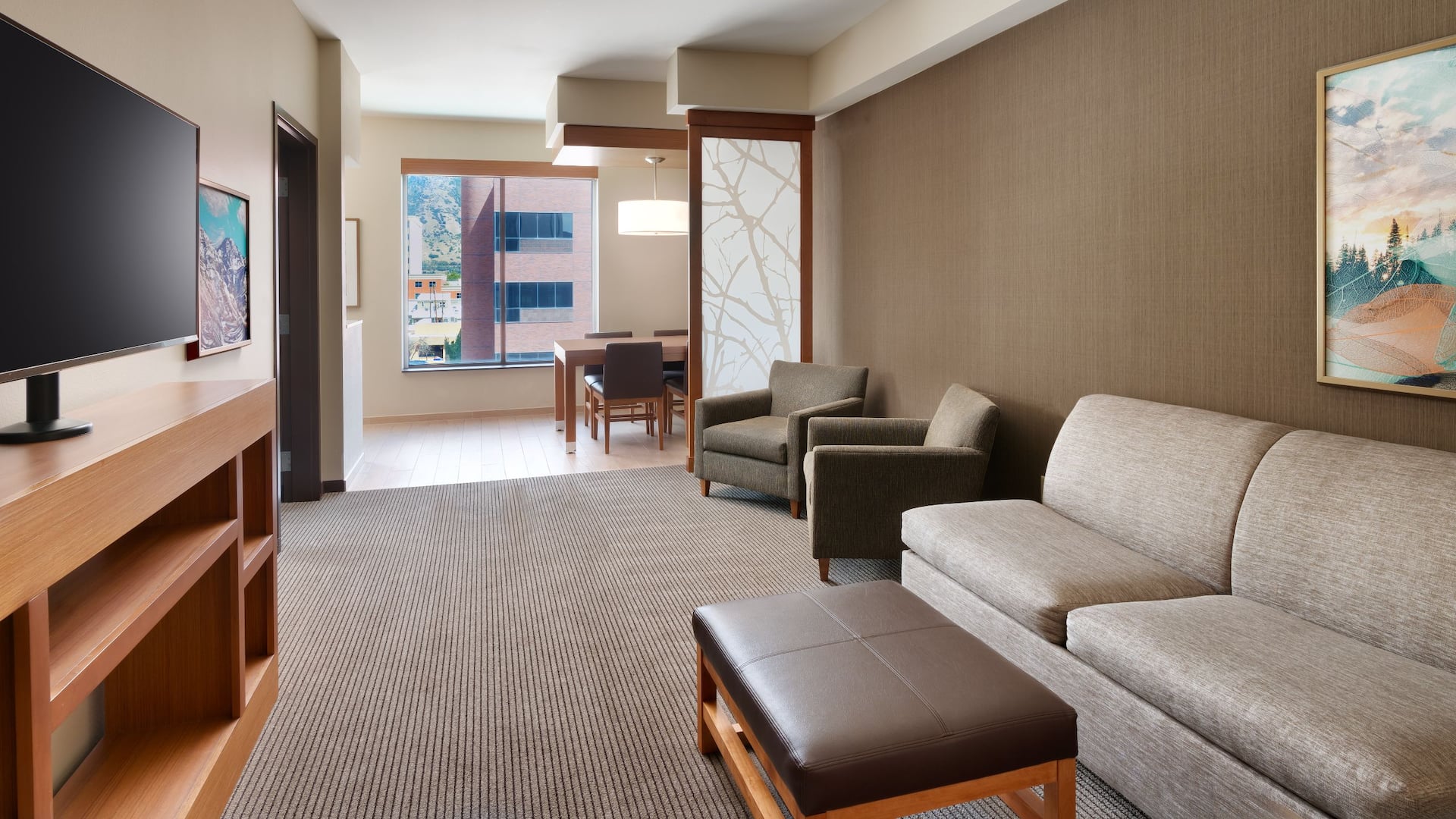 4 de 7 Hyatt Place Provo King Suite Living Room Seating