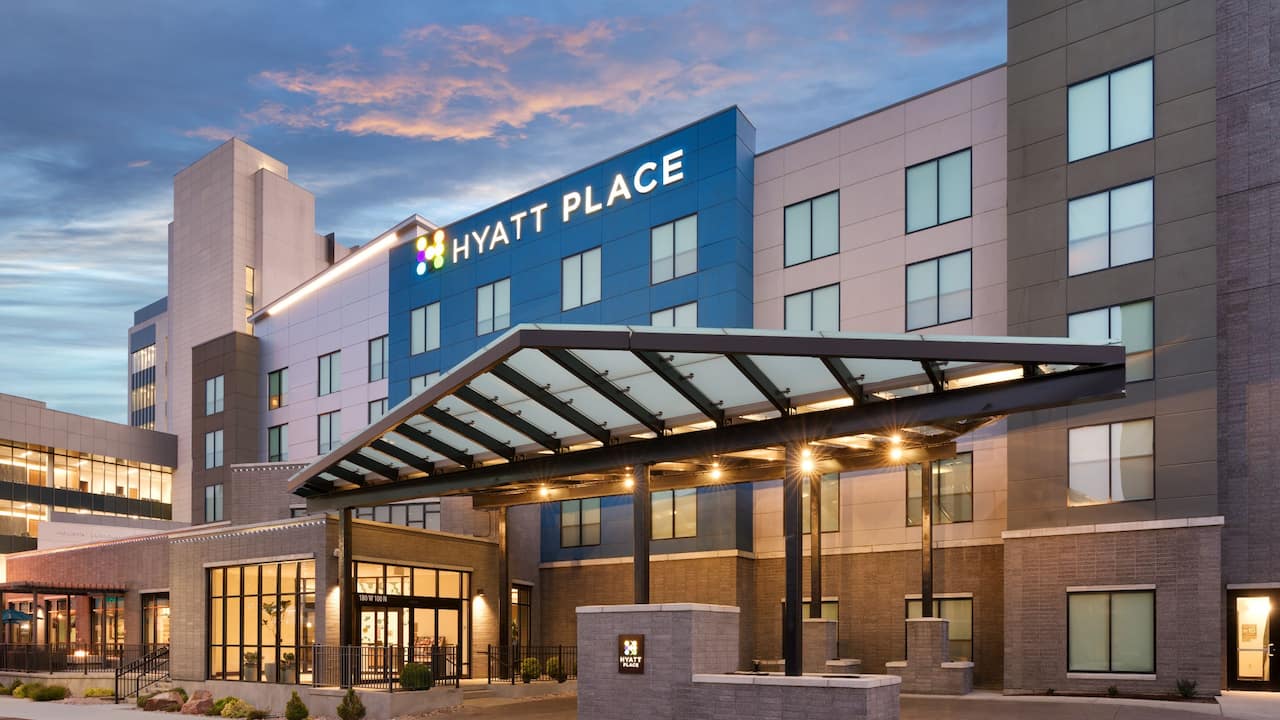 Hotel Exterior Front Drive Dusk