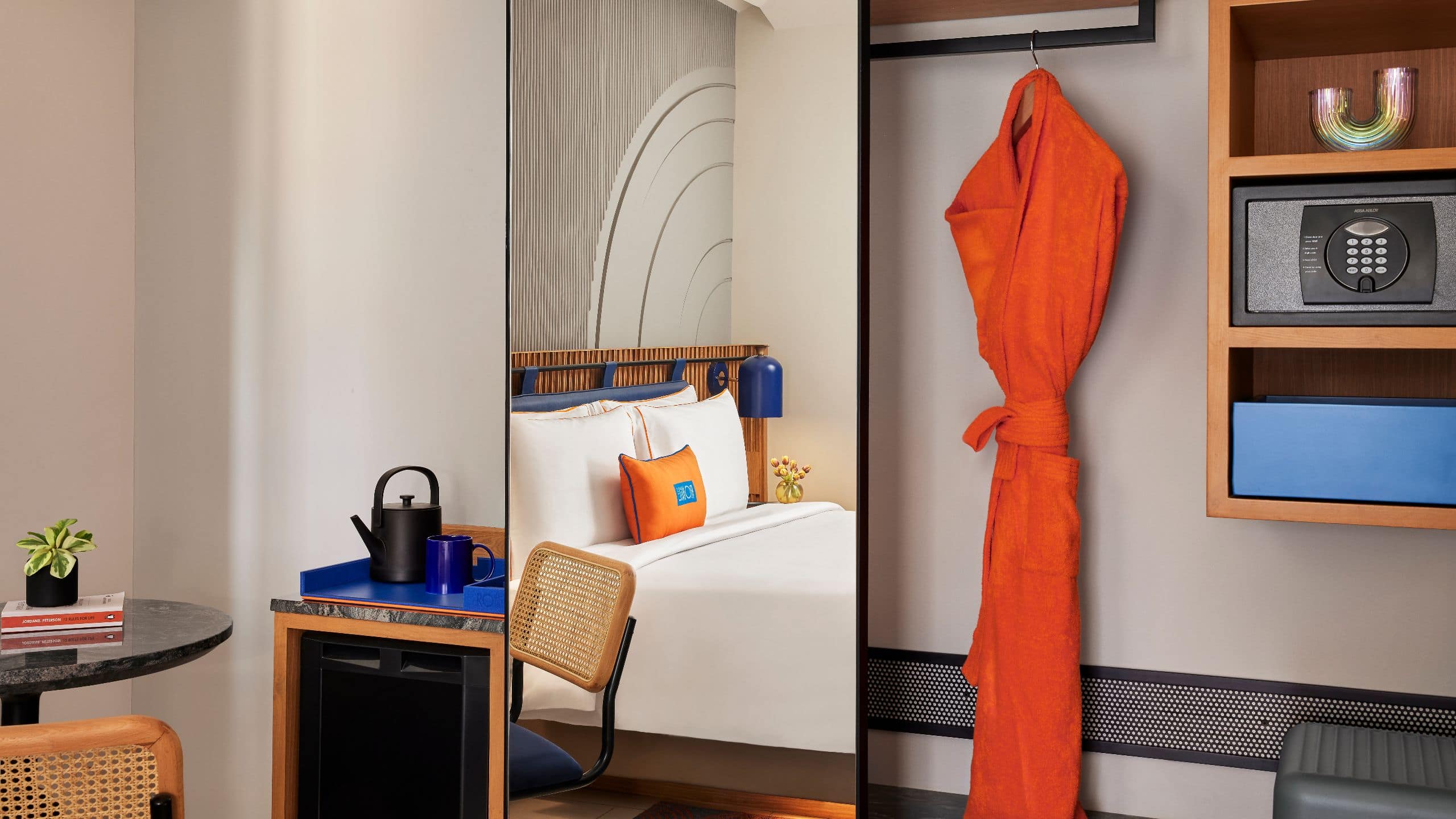 3 de 5 Ronil Goa Cosy King Room Wardrobe
