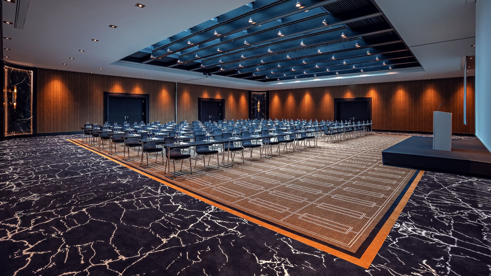 4 von 10 Konferenzbestuhlung im Ballsaal mit Bühne Hyatt Regency Düsseldorf