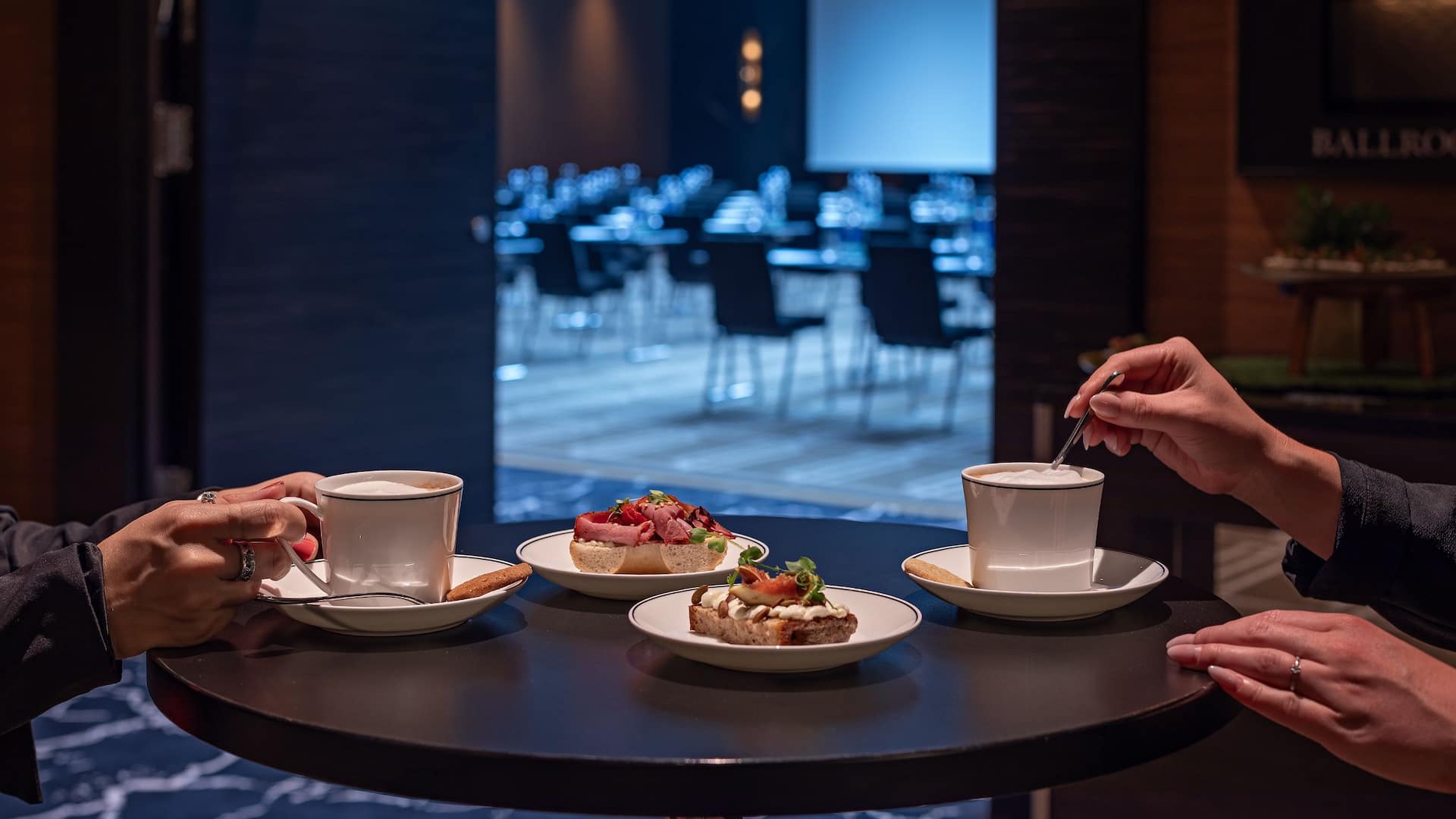 7 von 10 Kaffeepause im Foyer des Ballsaal im Hyatt Regency Düsseldorf