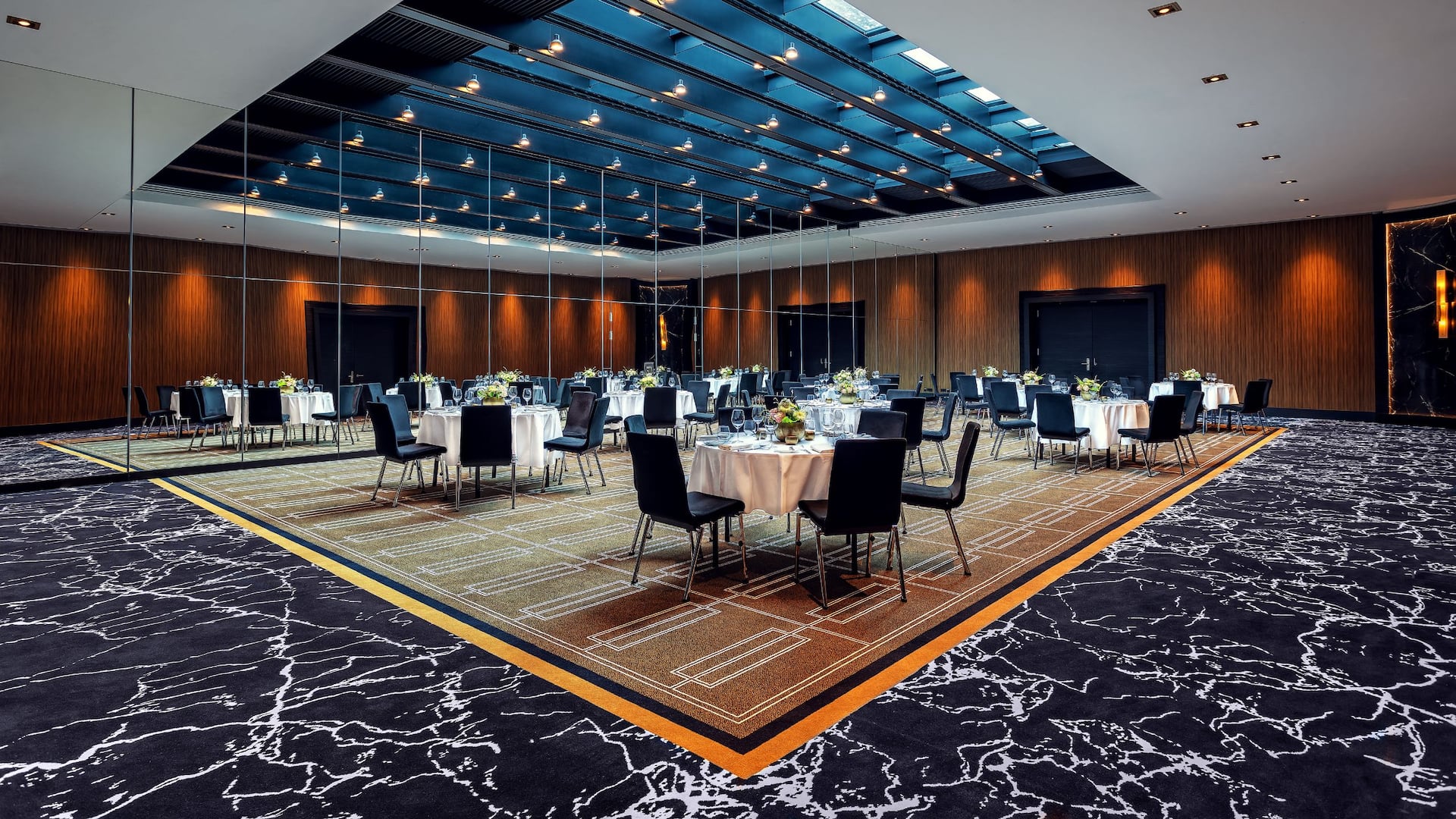 3 von 10 Festlich geschmückte Bankettbestuhlung im Ballsaal des Hyatt Regency Düsseldorf