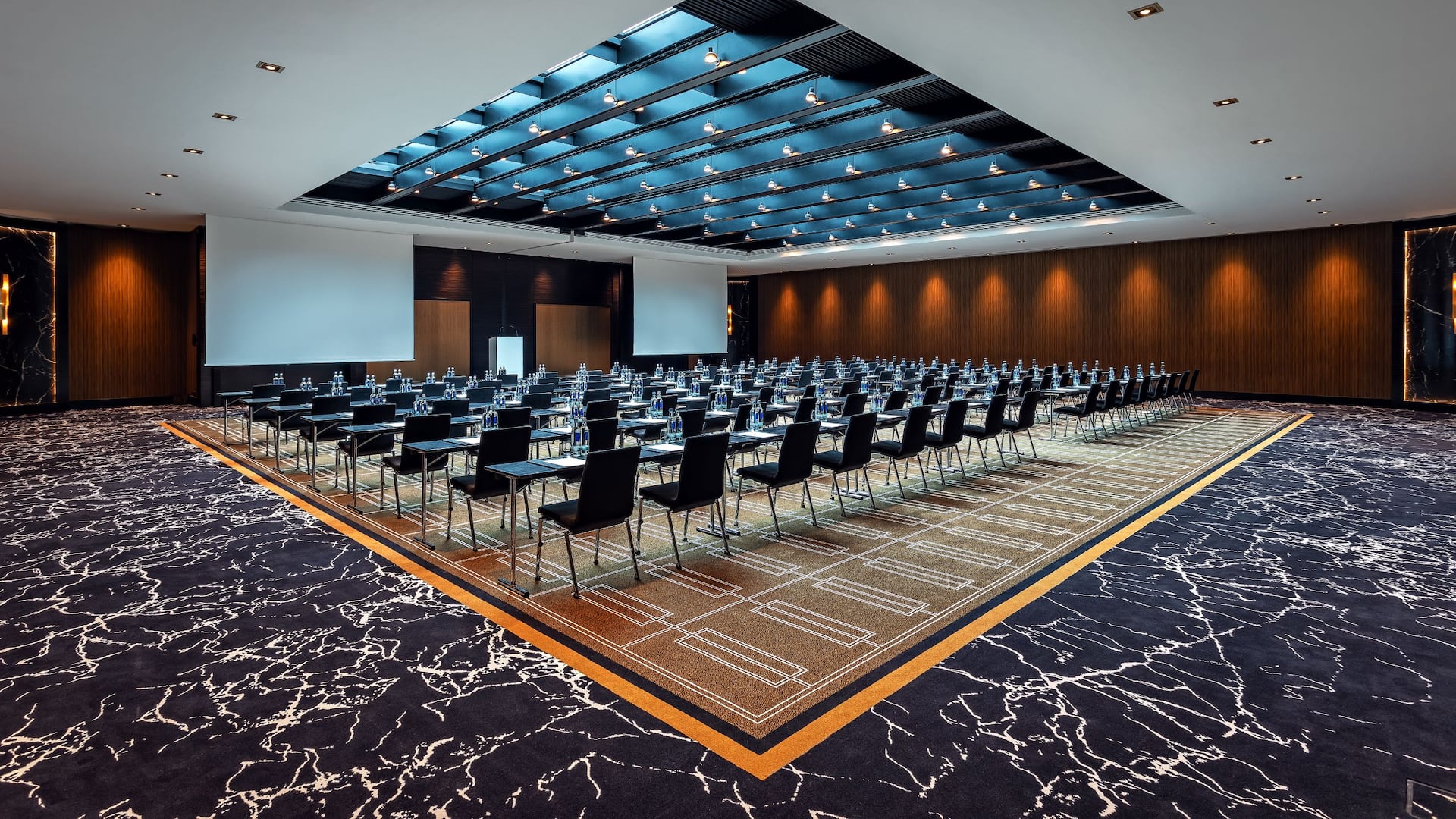 1 von 10 Modern ballroom with conference set up at Hyatt Regency Dusseldorf