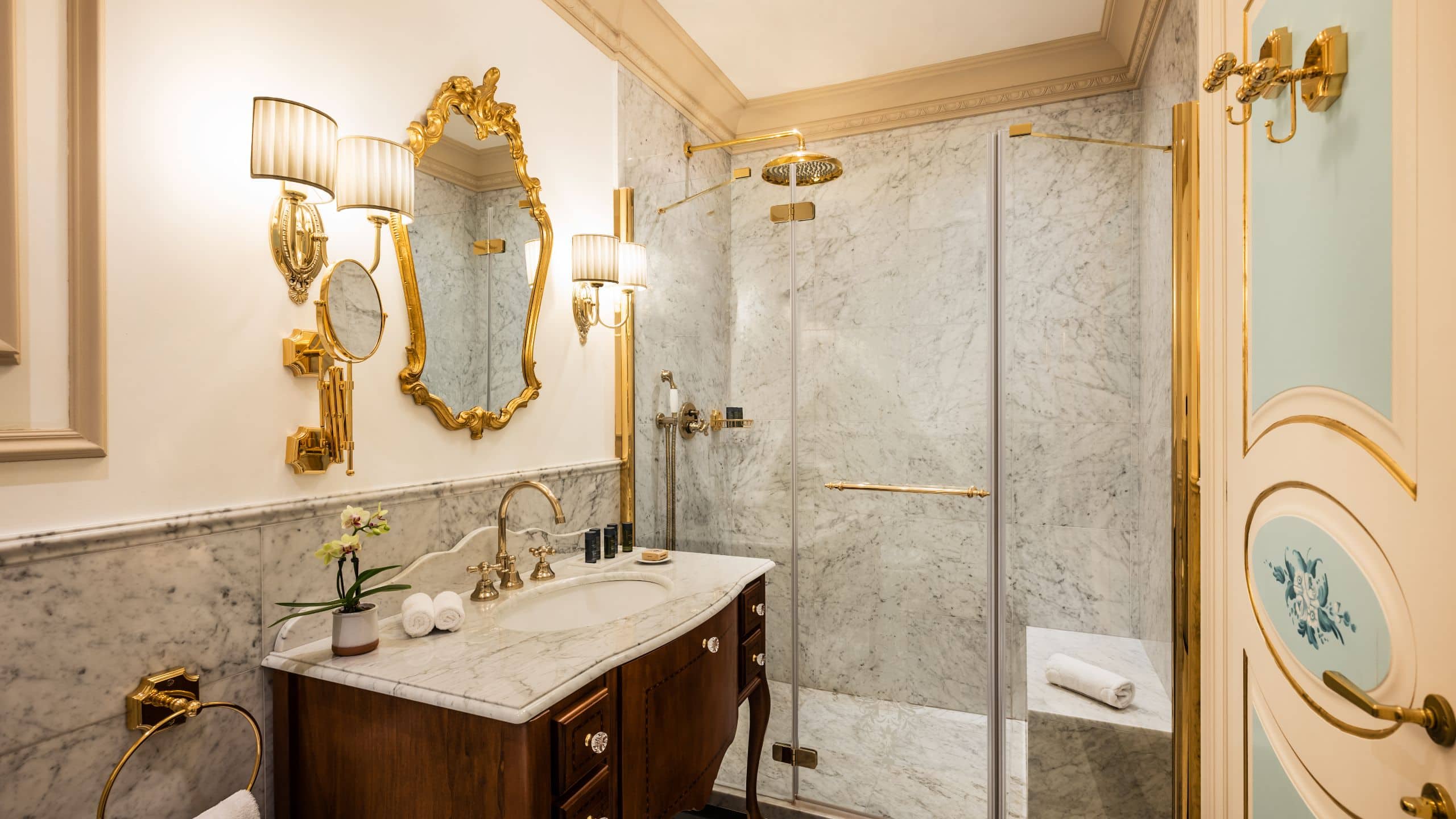 3 de 6 Hotel Flüela Davos Common Bathroom All Rooms