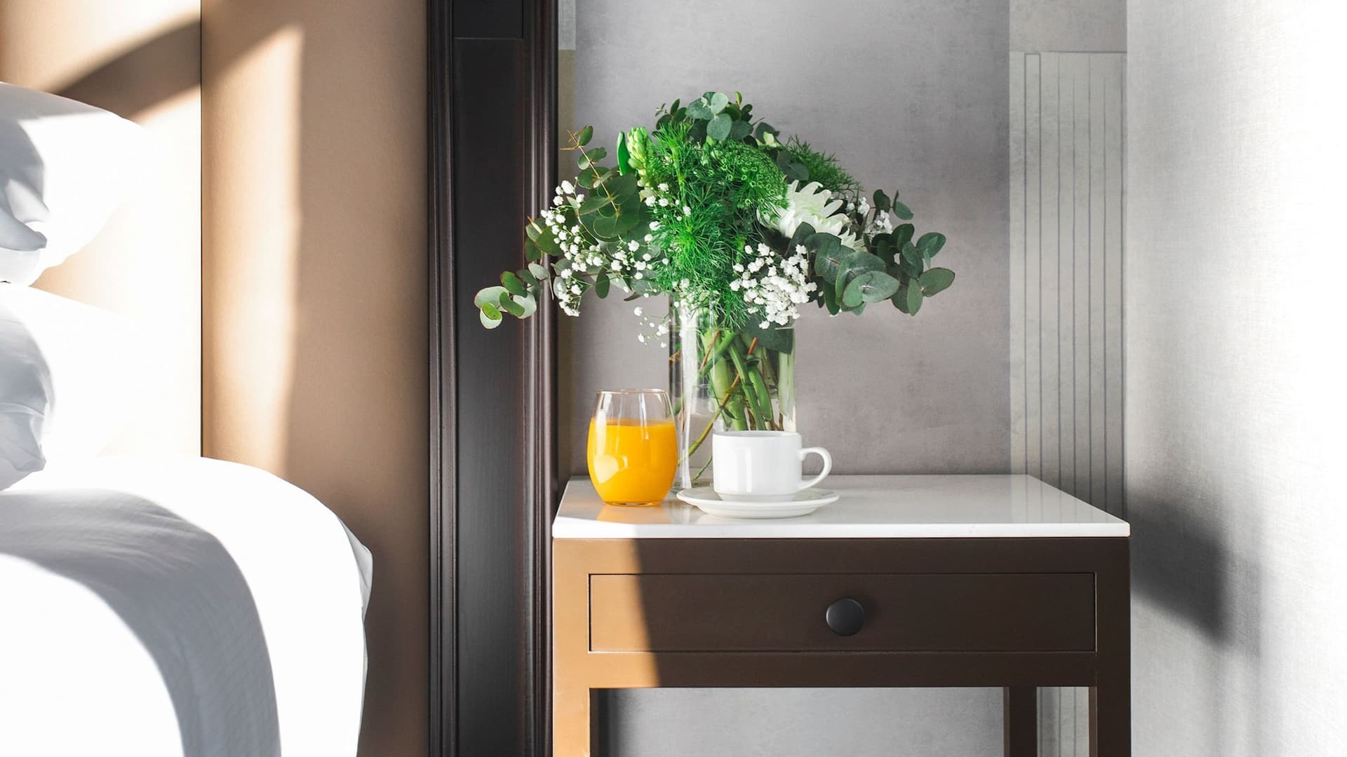 3 de 4 Hyatt Regency Hesperia Madrid Guestroom End Table Detail