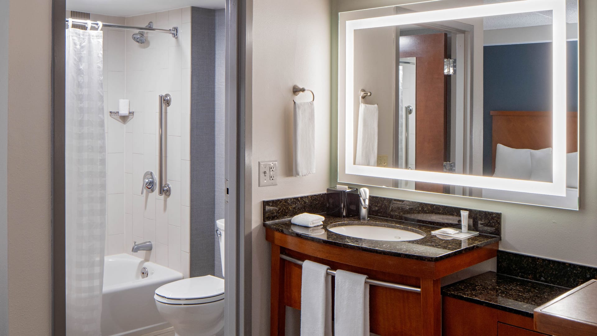 4 de 5 Hyatt Place Fair Lawn/Paramus Bath With Tub