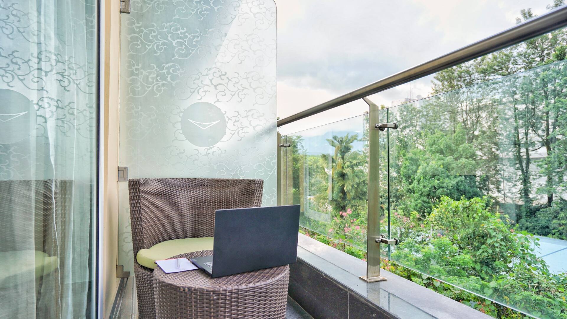 2 de 3 Hyatt Centric Rajpur Road Dehradun Centric Suite Balcony