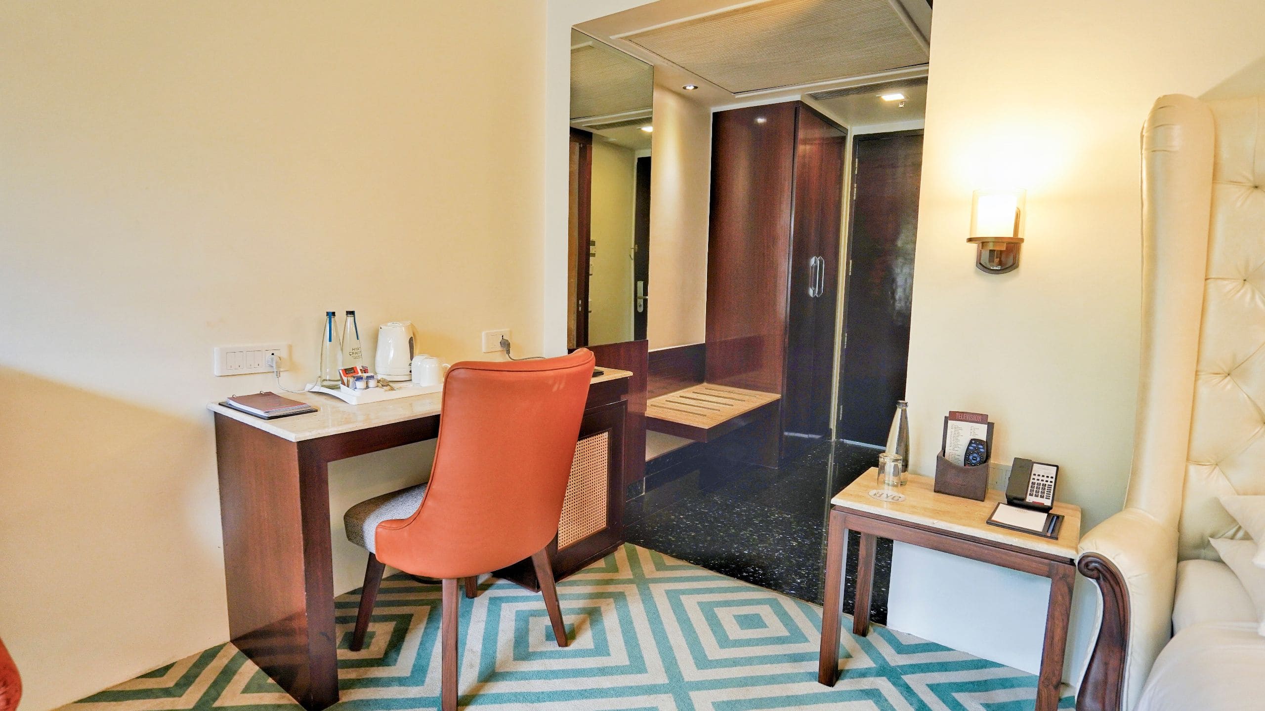 第 3，共 3 Hyatt Centric Rajpur Road Dehradun Centric Suite Room Desk