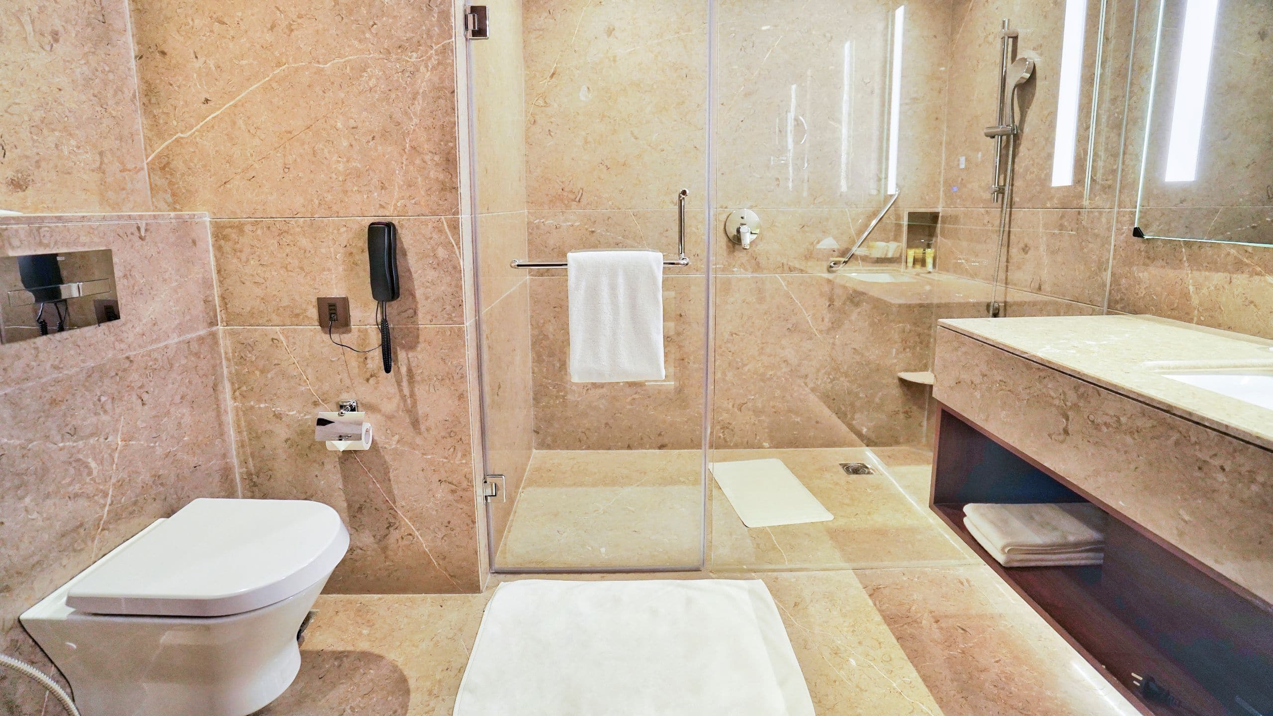 第 2，共 2 Hyatt Centric Rajpur Road Dehradun Deluxe Balcony Bathroom