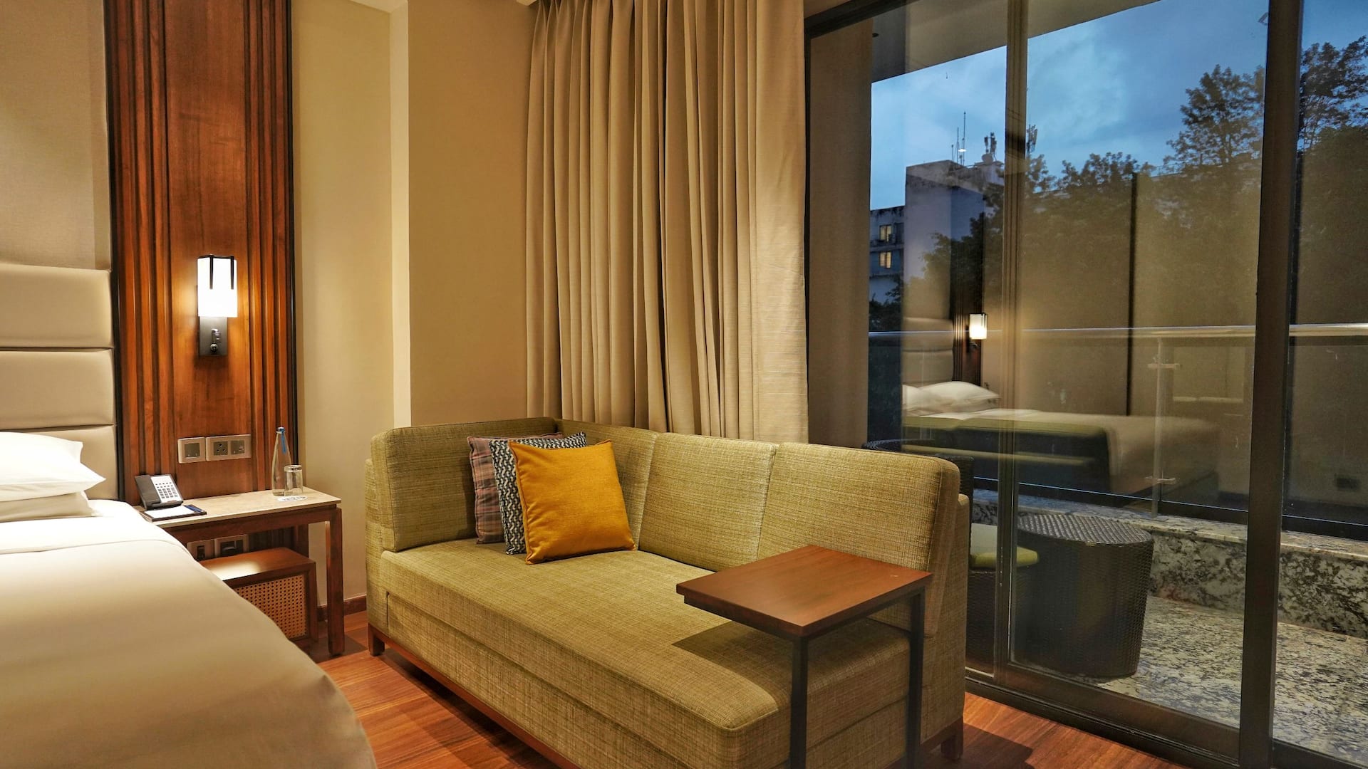 2 de 4 Hyatt Centric Rajpur Road Dehradun Deluxe Balcony Couch