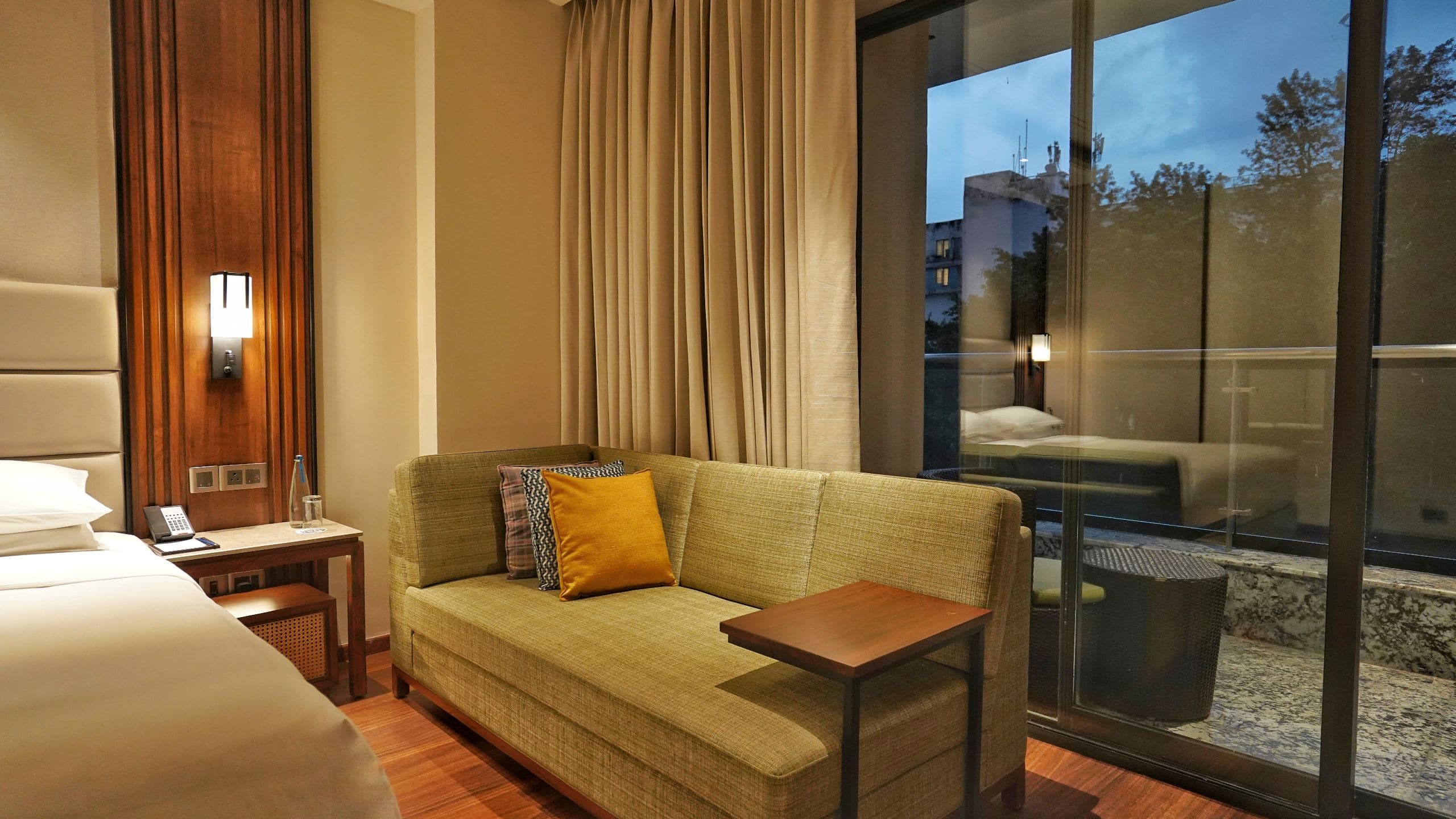 第 2，共 4 Hyatt Centric Rajpur Road Dehradun Deluxe Balcony Couch