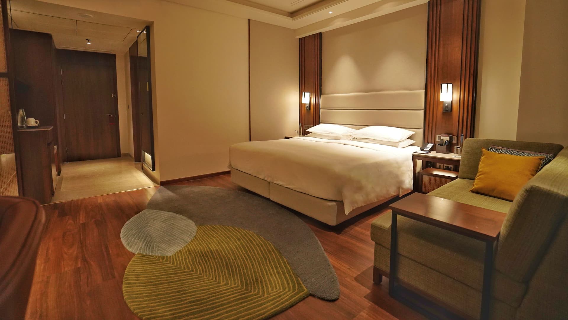 1 de 4 Hyatt Centric Rajpur Road Dehradun Deluxe Balcony Room Wide