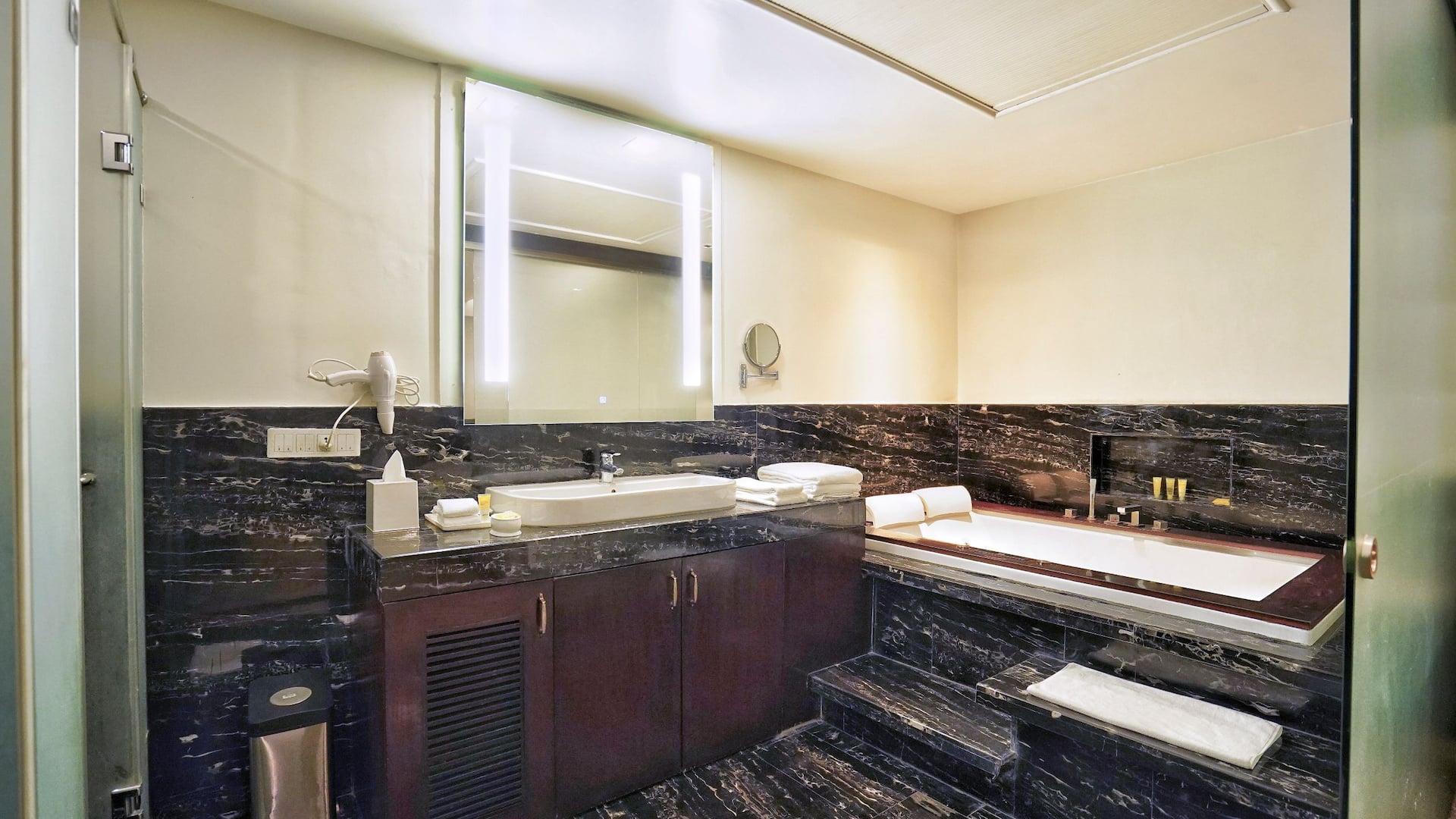 3 de 3 Hyatt Centric Rajpur Road Dehradun Deluxe Suite Bathroom