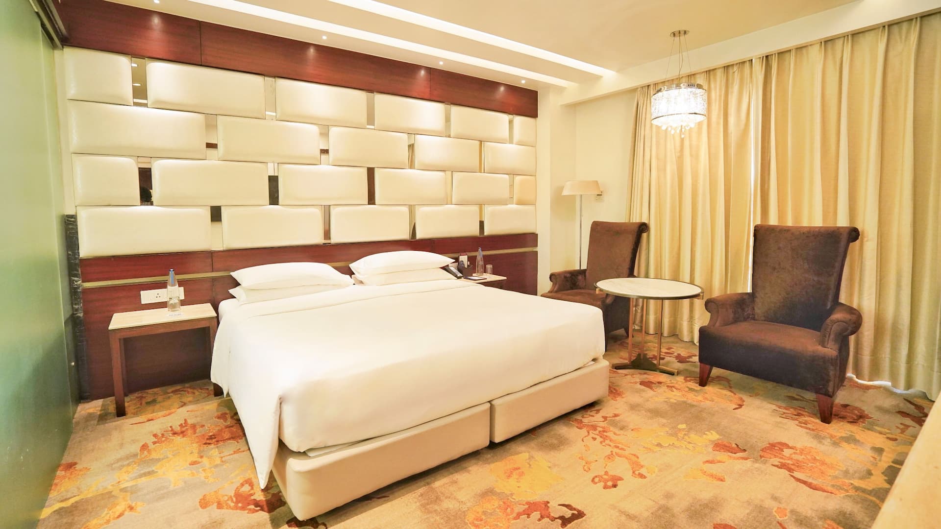 1 de 3 Hyatt Centric Rajpur Road Dehradun Deluxe Suite Room