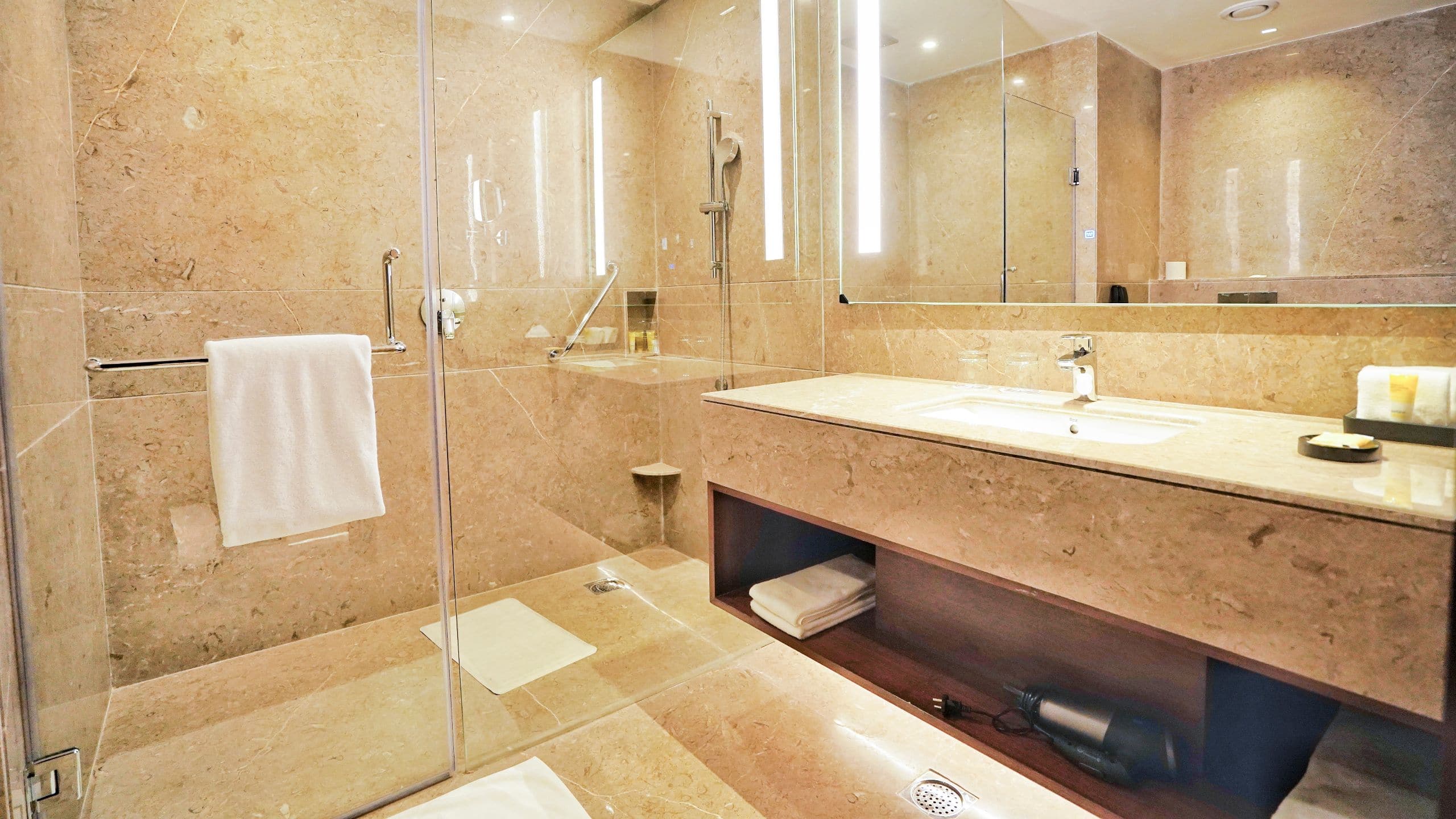 第 2，共 2 Hyatt Centric Rajpur Road Dehradun Deluxe Twin Bathroom