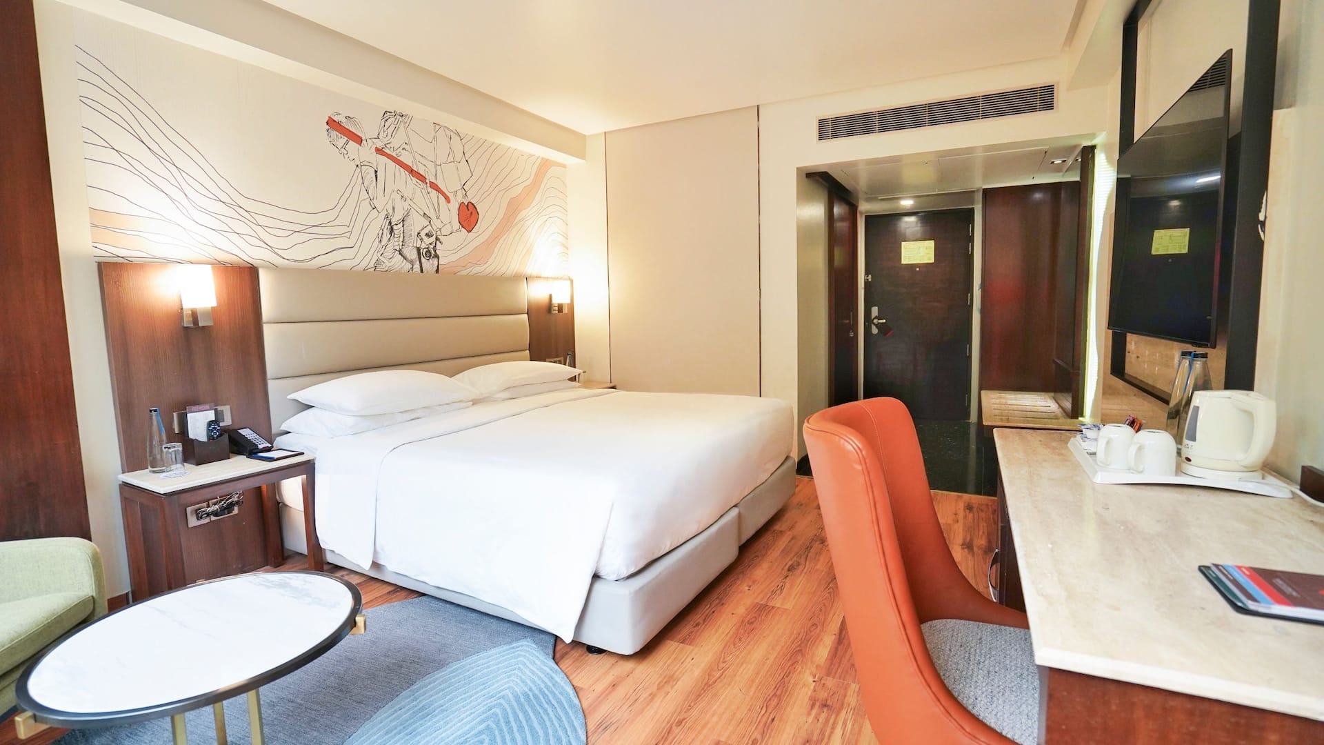 2 de 4 Hyatt Centric Rajpur Road Dehradun Standard King Room Desk