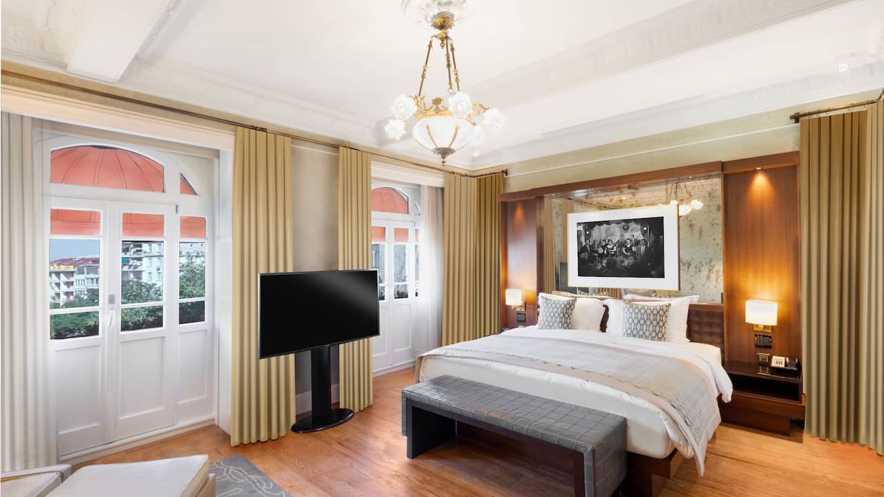 Luxury rooms, each adorned with vintage-style furnite complemented by Ara Güler photographs, embodying historical touchers Park Hyatt Istanbul-Macka Palas