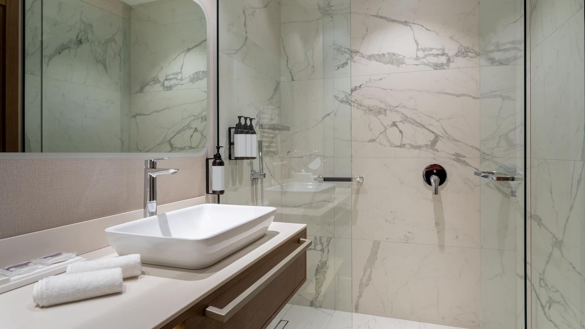 3 de 5 Hyatt Regency Kotor Bay Resort Deluxe Apartments Bathroom