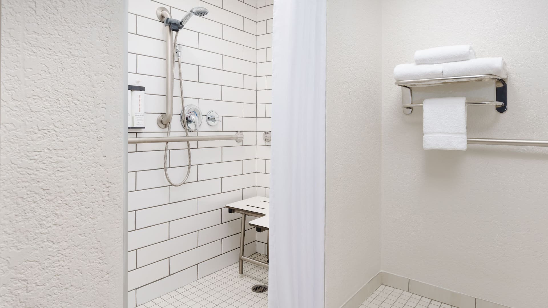 5 de 6 Hyatt Place Orlando / I-Drive / Convention Center Accessible Room Roll In Shower