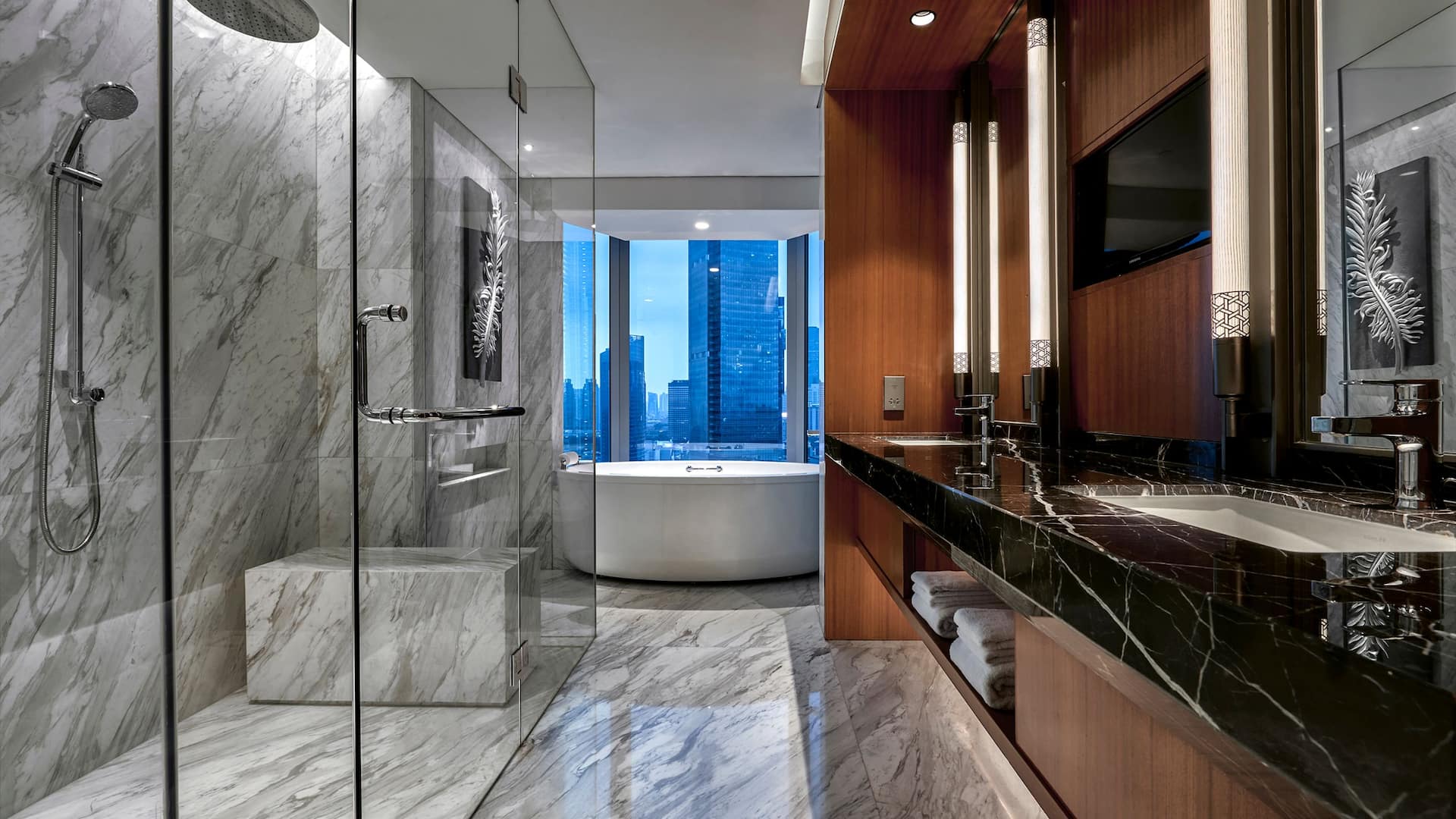 4 von 5 Grand Hyatt Jakarta Capital Suite Bathroom Shower Bathtub