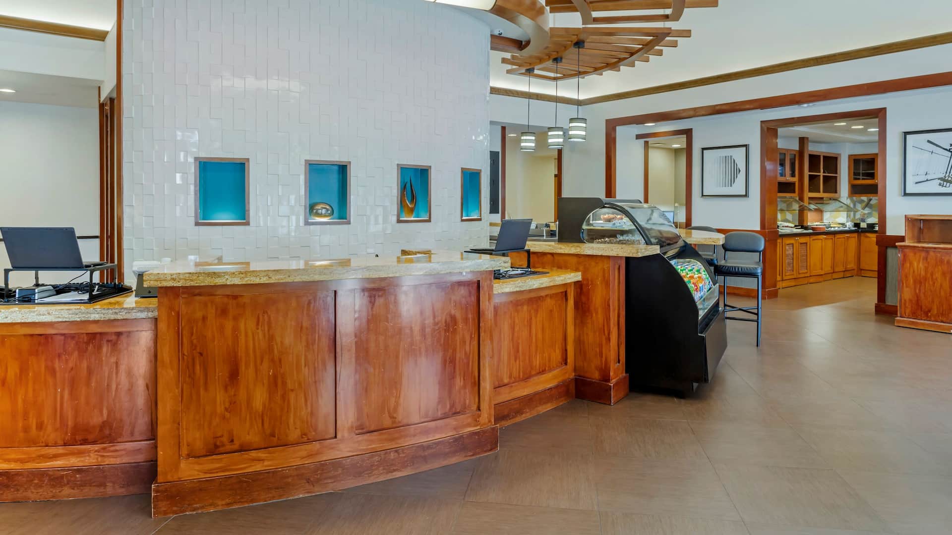 Hyatt Place Houston-North Bar2