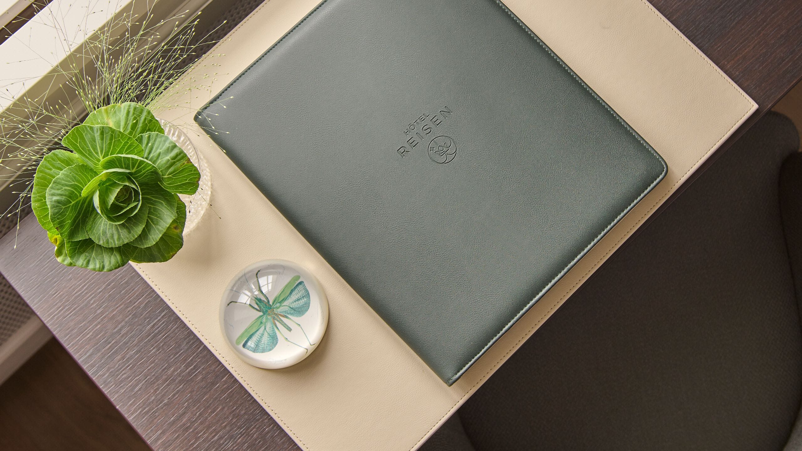 Hôtel Reisen Desk Closeup