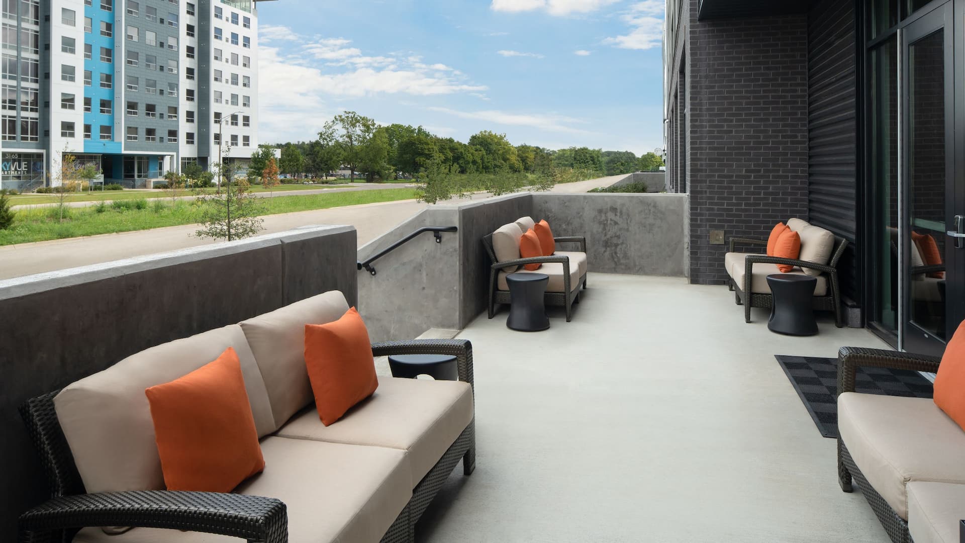 Hyatt House Lansing / University Area Front Patio