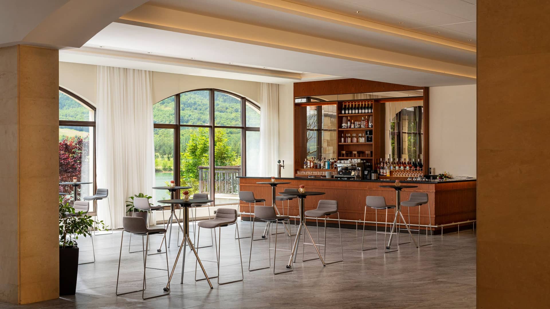 Hyatt Regency Pravets Resort Mice Lobby Bar