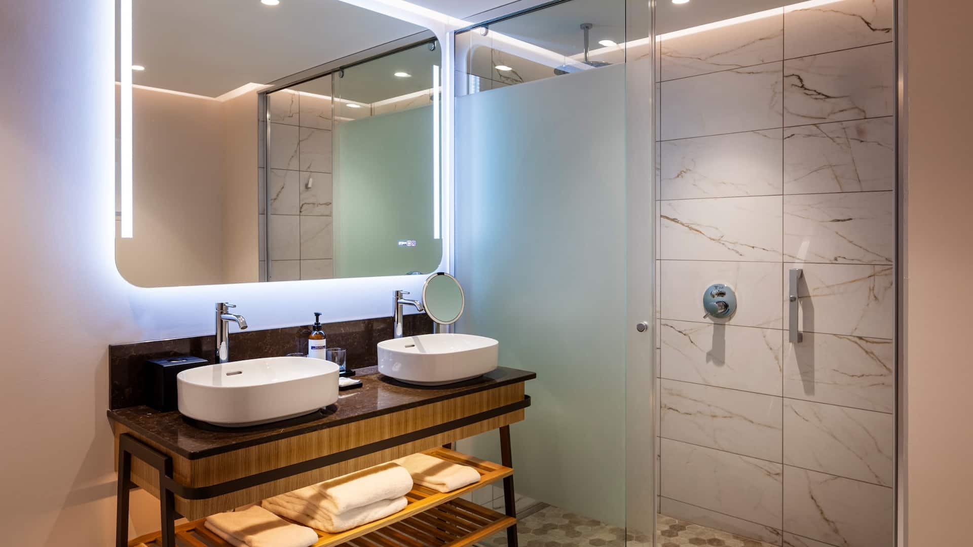 2 от 11 Hyatt Regency Pravets Resort Regency Suite Mountain View Bathroom