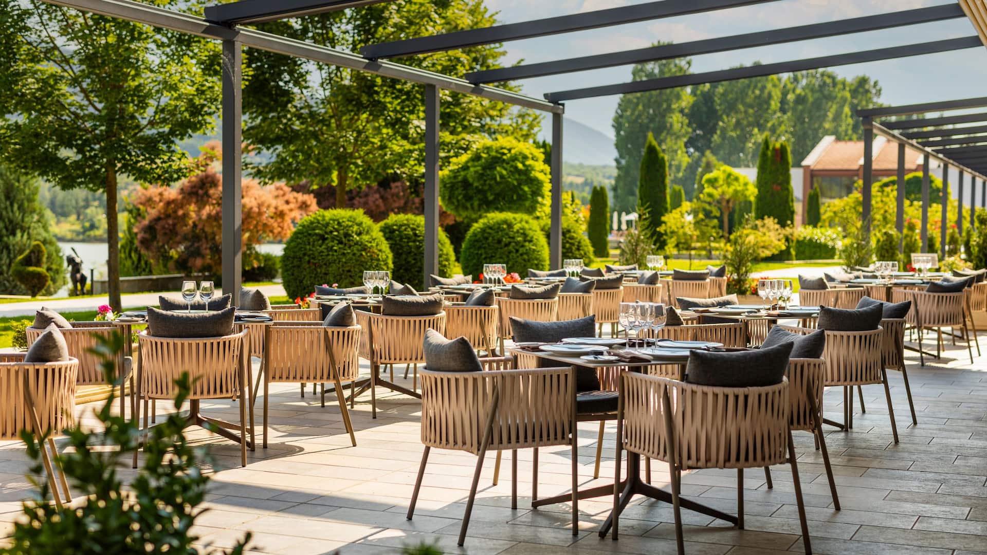 Hyatt Regency Pravets Resort Lion And Rose Restaurant Greenery