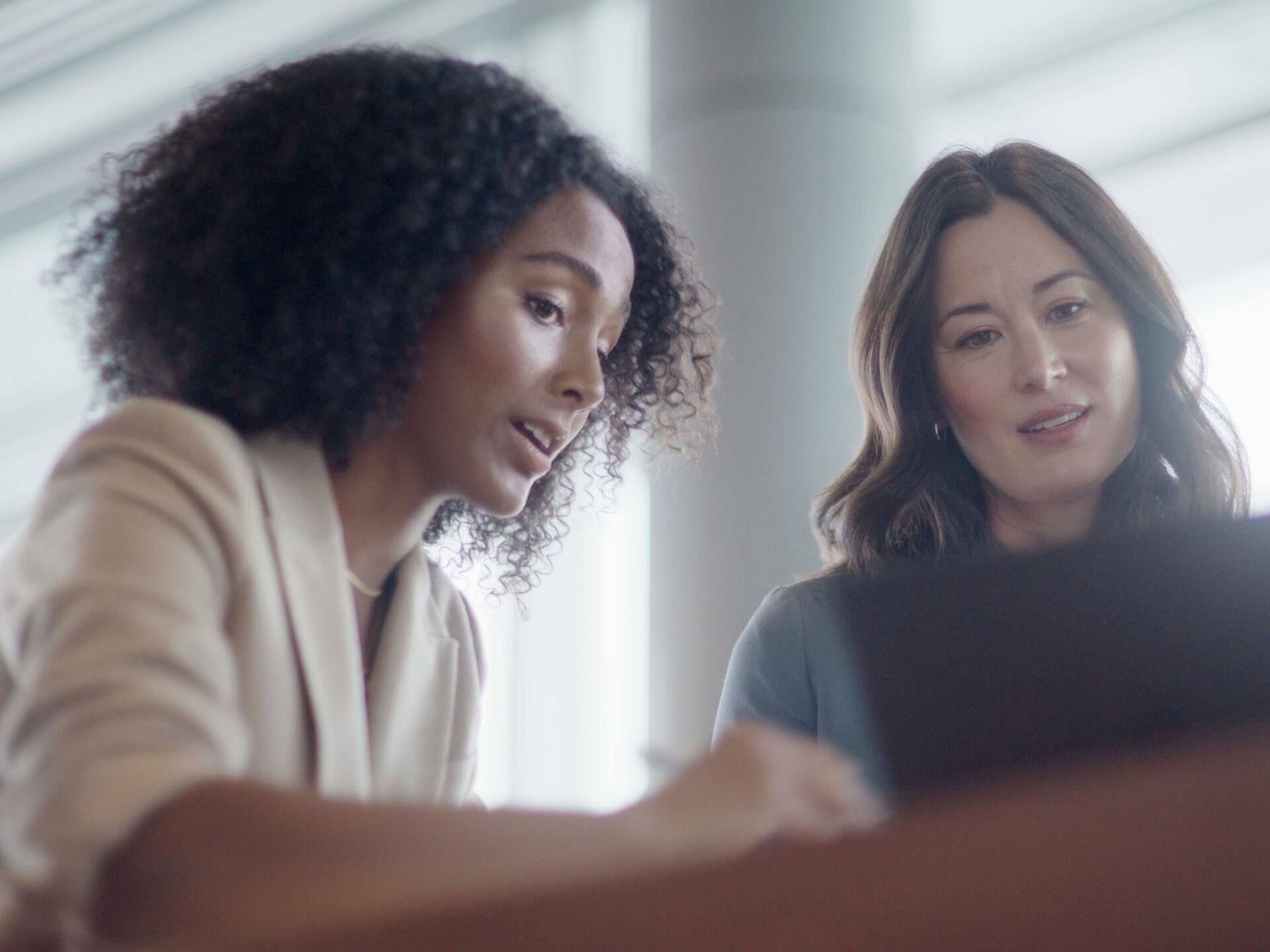 Two business women discuss something at Hyatt Regency Cologne