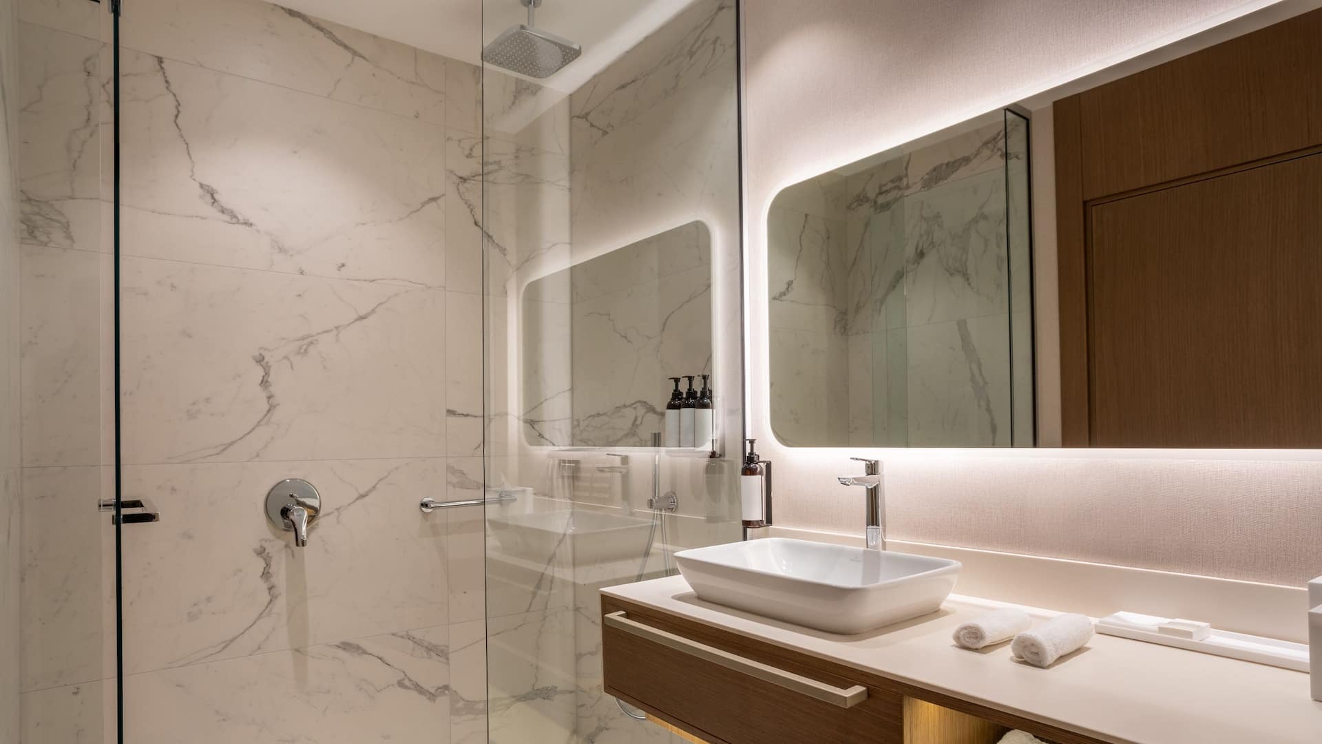 5 de 5 Hyatt Regency Kotor Bay Resort One Kingbed Bathroom