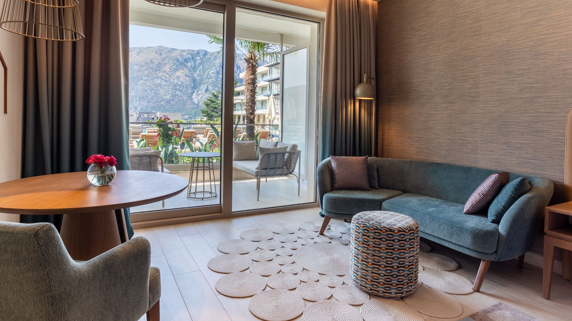 2 de 5 Hyatt Regency Kotor Bay Resort One Kingbed Living Area