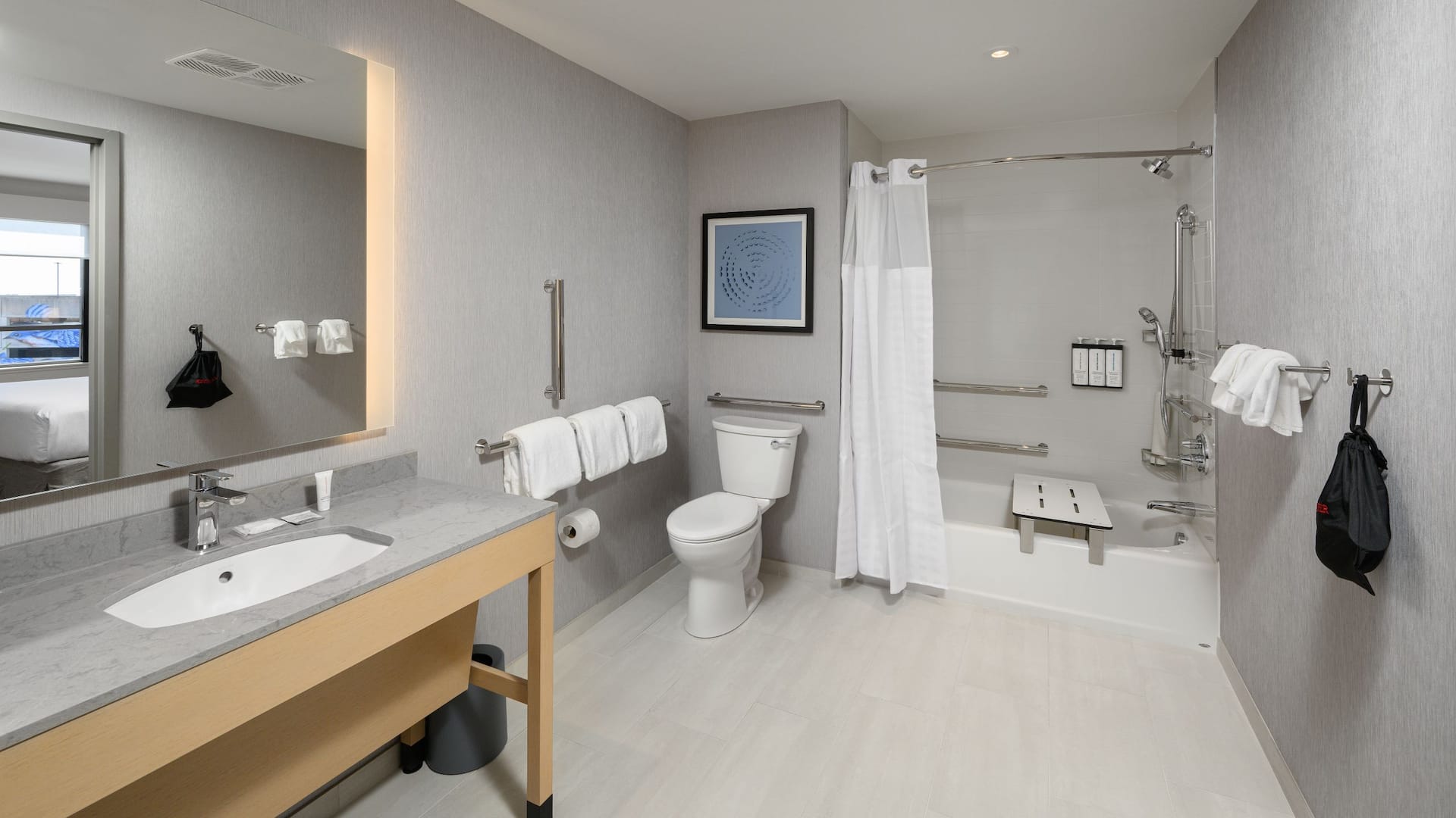 3 из 3 Hyatt Place Albany Standard Suite Bath