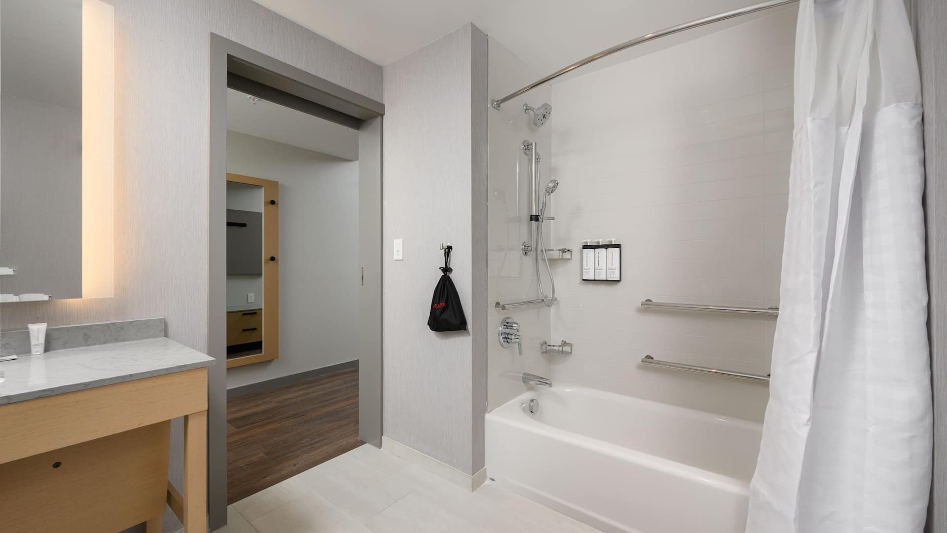 2 из 2 Hyatt Place Albany Access Bath Grab Bar
