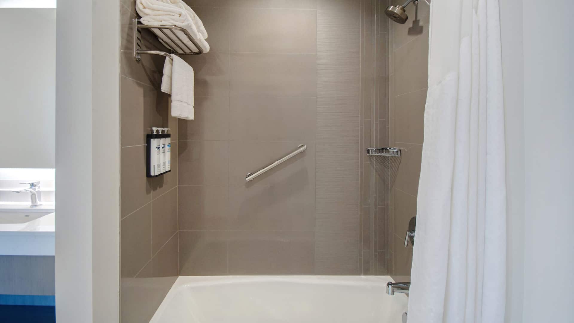 Hyatt House Mall of America / MSP Airport Bathtub