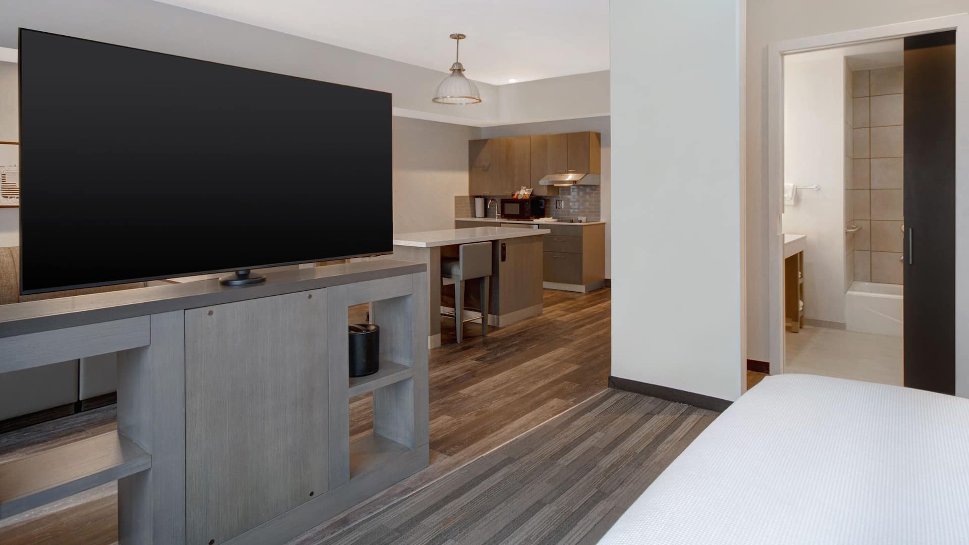 6 of 8 Hyatt House Mall of America / MSP Airport One Bed Suite With Kitchenette And Accessible Tub