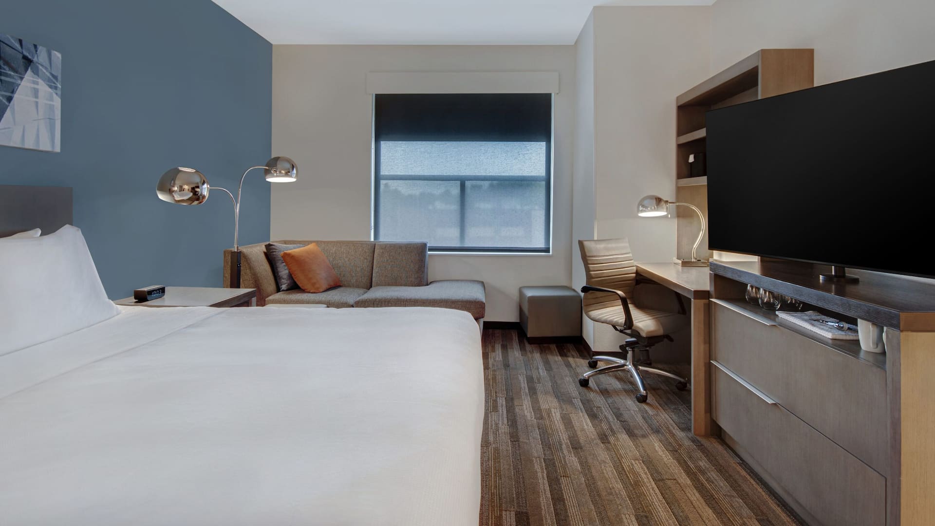 7 of 10 Hyatt House Mall of America / MSP Airport King Bedded Room