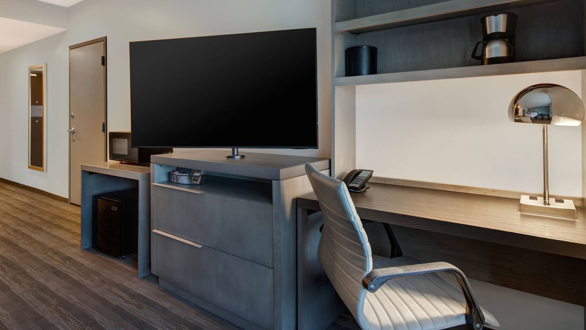 10 of 10 Hyatt House Mall of America / MSP Airport Guestroom Tv And Desk