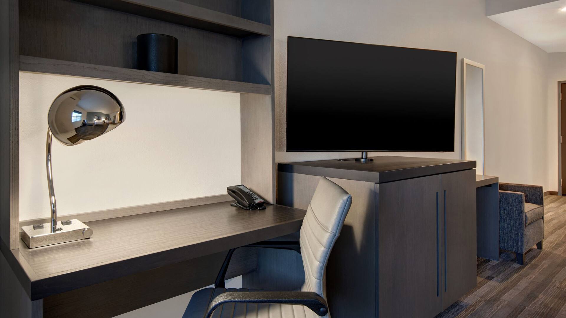 Hyatt House Mall of America / MSP Airport Desk And Desk Lamp