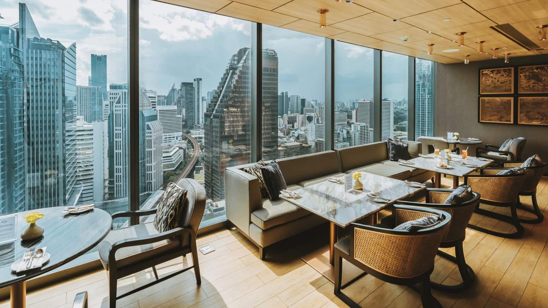 Hyatt Regency Bangkok Sukhumvit Regency Club Lounge City View