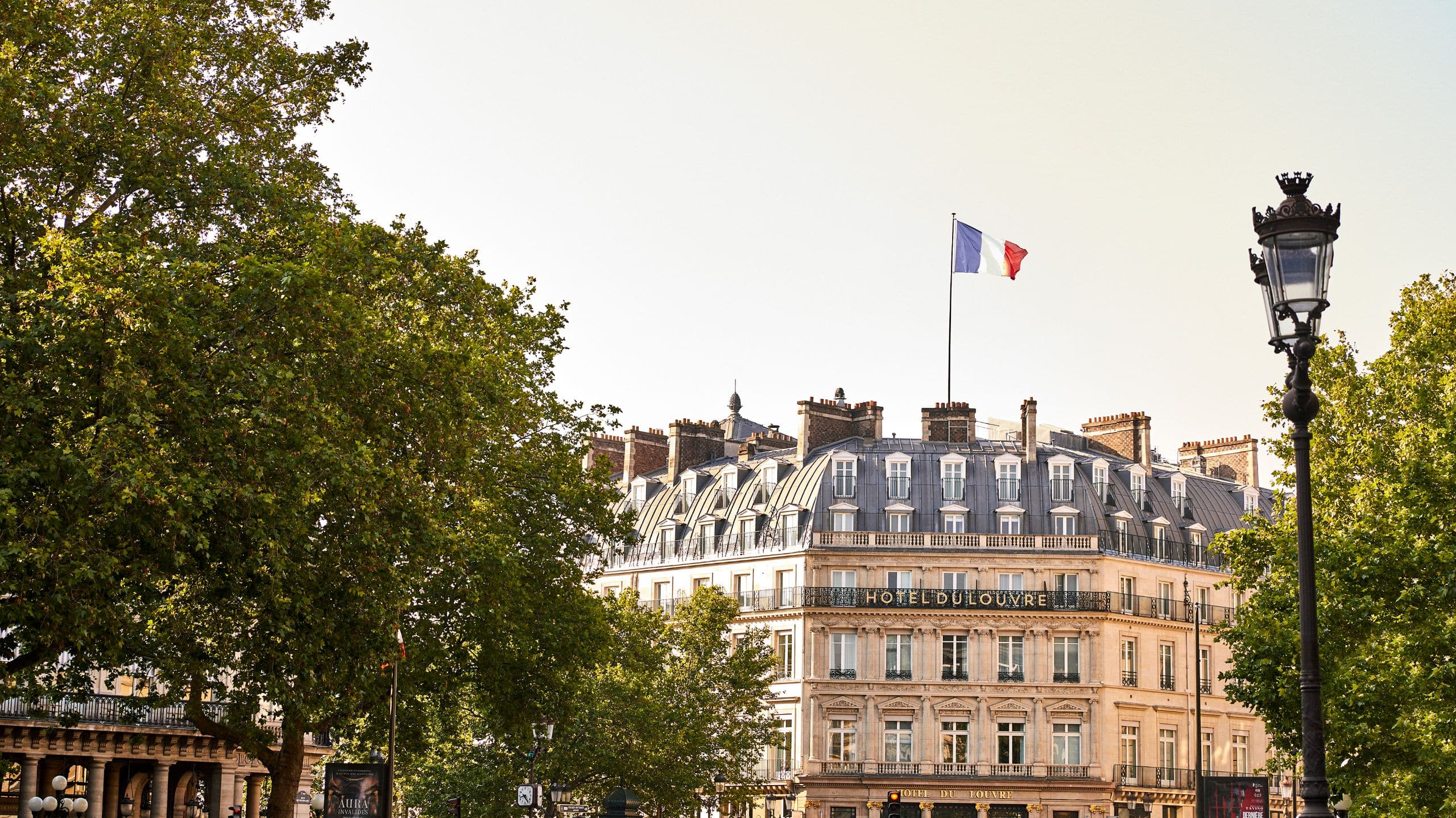 Hôtel du Louvre Hotel Exterior Flag