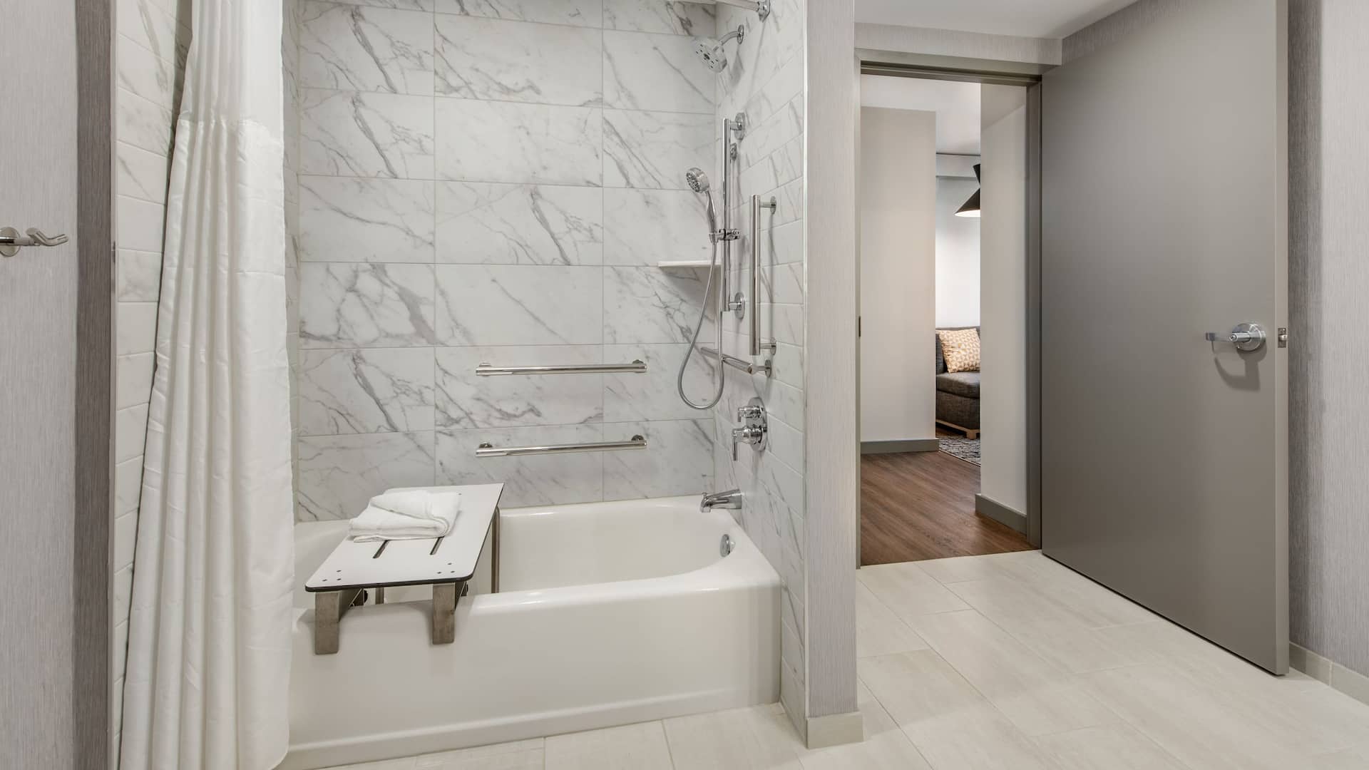 第 3，共 3 Hyatt Place Newark / Main Street Accessible Tub