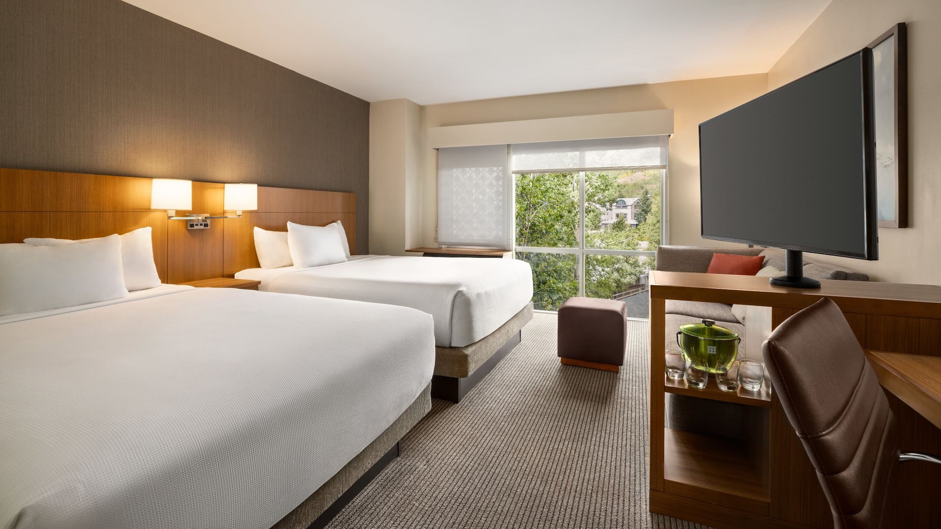 Hyatt Place Keystone / Dillon Two Queen Room Tv And Footrest