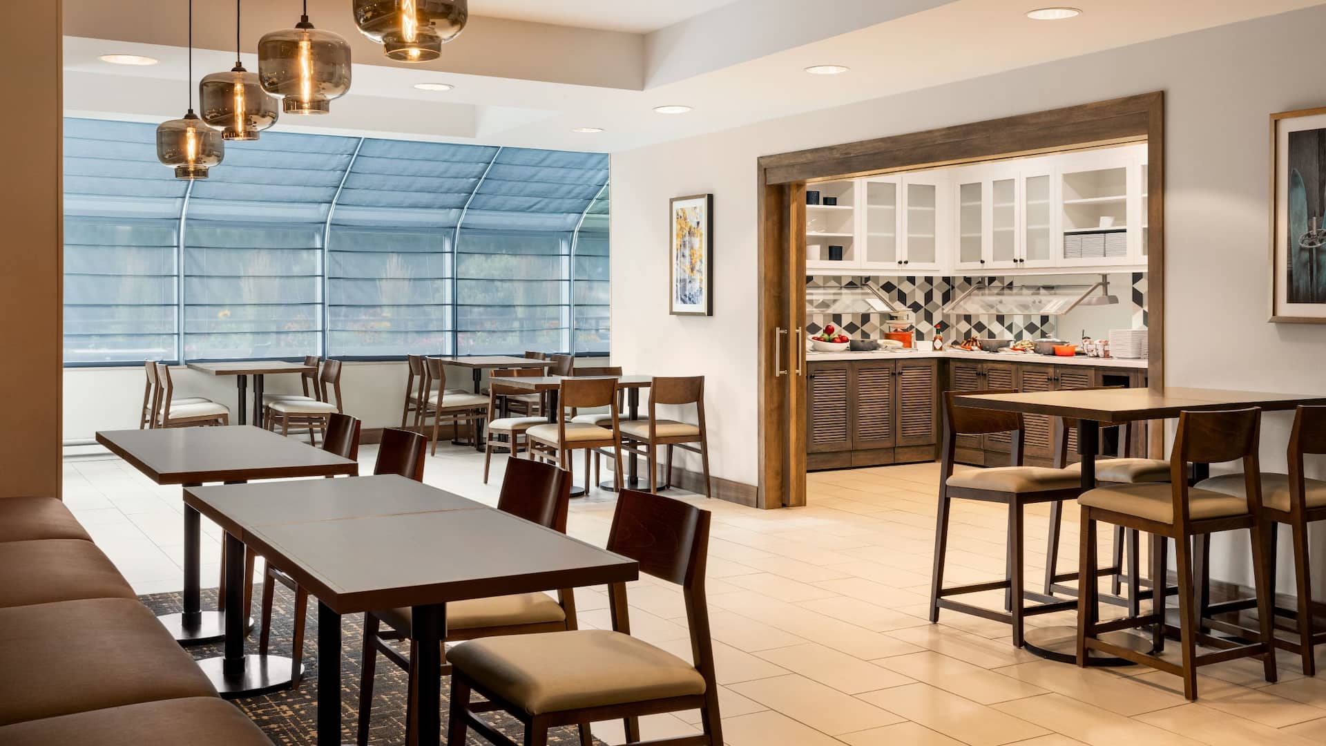 Hyatt Place Keystone / Dillon Breakfast Area Tables And Chairs