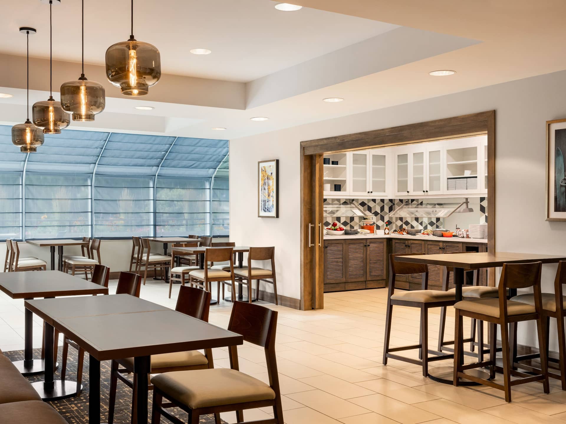 Hyatt Place Keystone / Dillon Breakfast Area Tables And Chairs