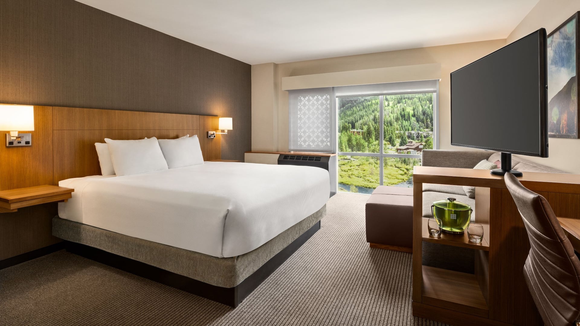 Hyatt Place Keystone / Dillon King Room Sofa Bed Mountain View