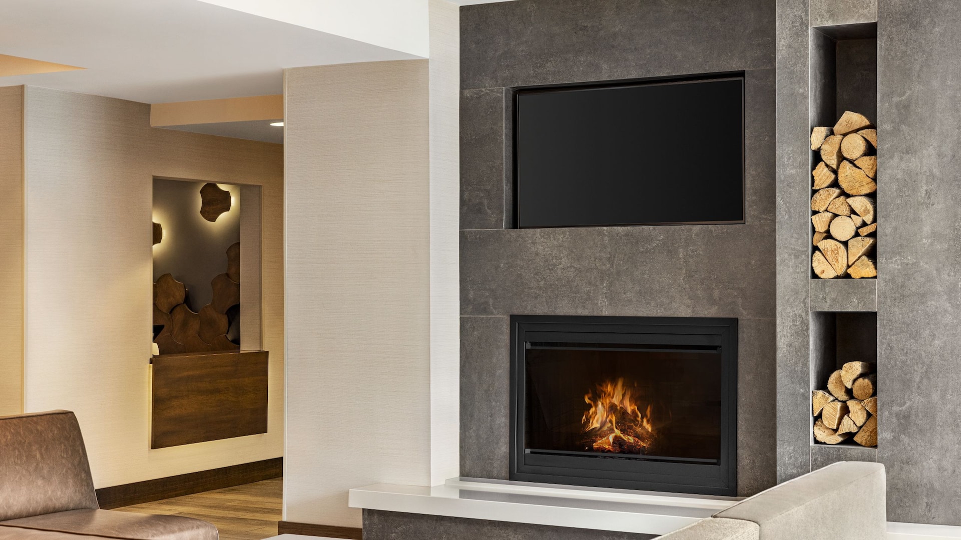 Hyatt Place Keystone / Dillon Lobb Tv Fireplace