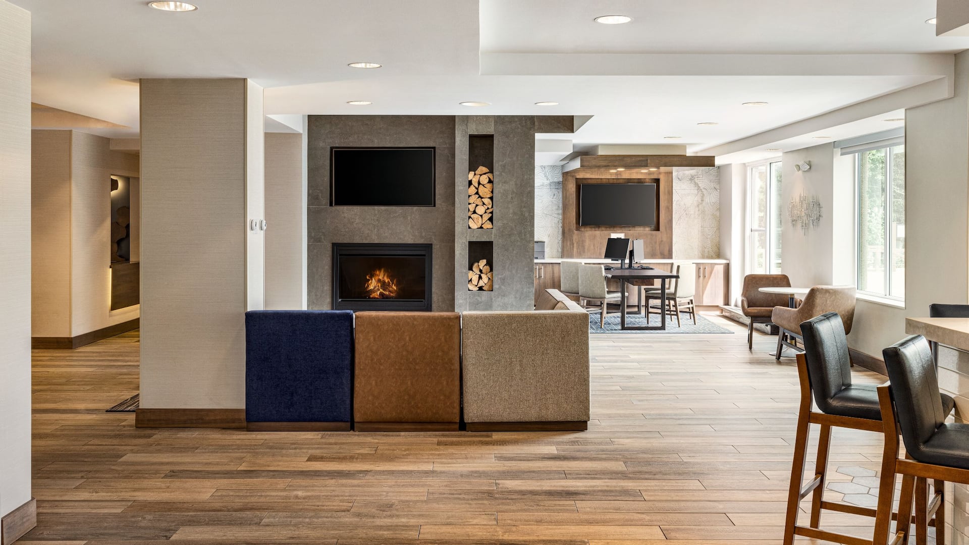 Hyatt Place Keystone / Dillon Open Lobby View